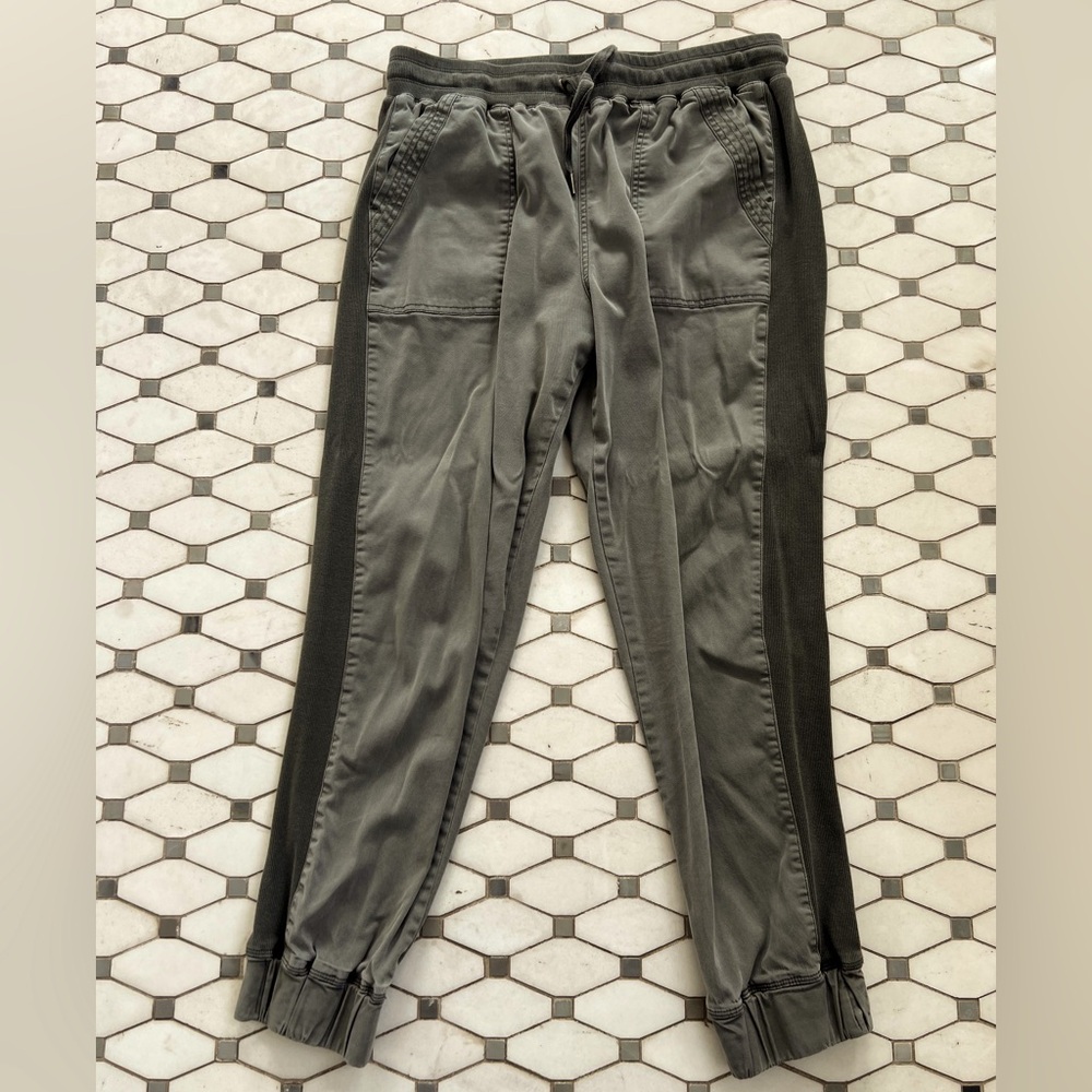 Splendid jogger size Medium. Adjustable. Super soft. Olive green
